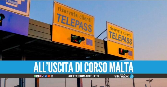 Incredibile sulla Tangenziale di Napoli, due auto si infilano nella stessa corsia Telepass