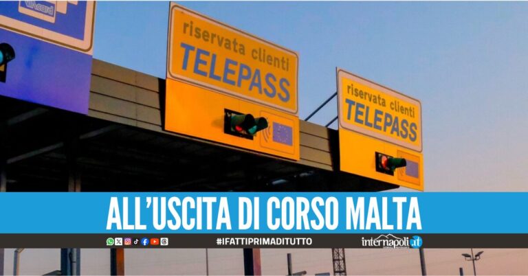 Incredibile sulla Tangenziale di Napoli, due auto si infilano nella stessa corsia Telepass