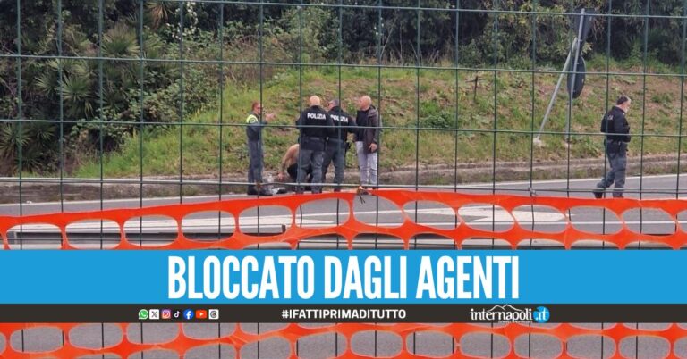 Panico tra Licola e Varcaturo, uomo seminudo corre lungo la carreggiata