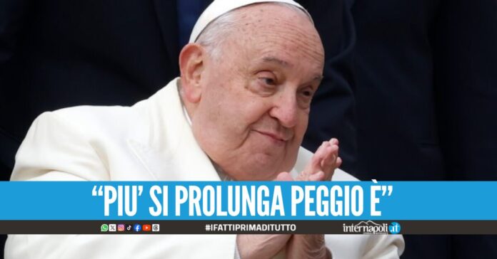Papa Francesco con l'ossigeno, l'annuncio ufficiale Non è fuori pericolo