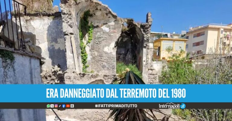 Paura a Torre del Greco, crolla un palazzo disabitato nel centro storico