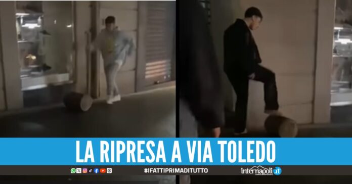 Ragazzini giocano con un dissuasore a via Toledo il video fa indignare il web