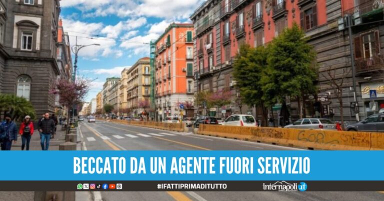 Rapina una donna a corso Umberto e aggredisce i poliziotti: arrestato 31enne