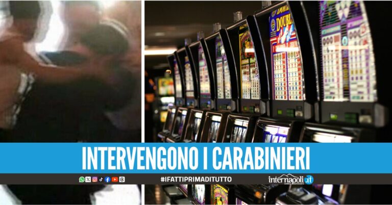 Rissa a colpi di bottiglia per una slot machine nel Napoletano, tre denunciati