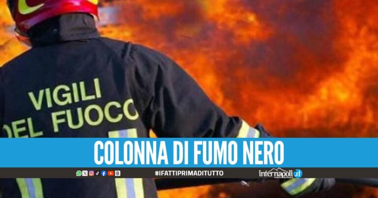 Rogo in un capannone nel Casertano, evacuate le case nei dintorni