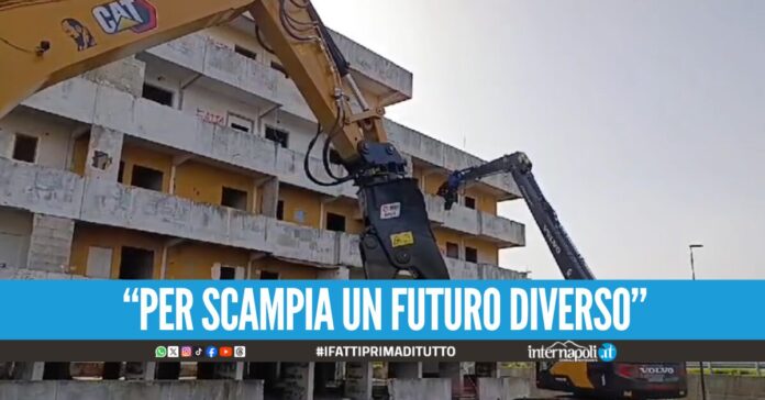 Scampia, iniziata la demolizione anche della Vela Gialla