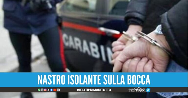 Sequestra e aggredisce un'80enne per rapinarla arrestato 50enne a Napoli