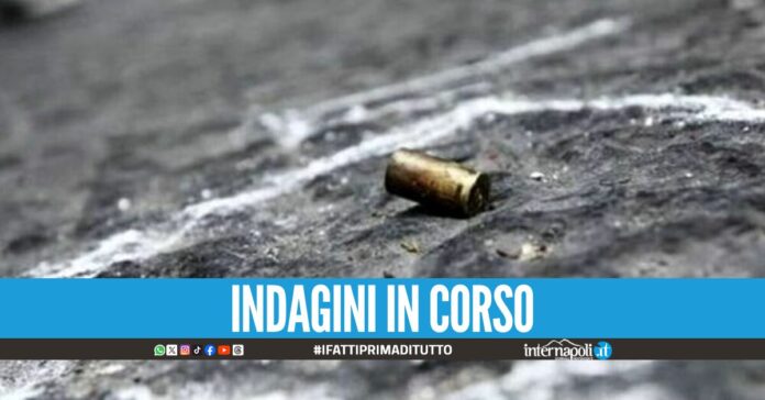 Spari nella notte a Napoli, 26enne gambizzato in strada
