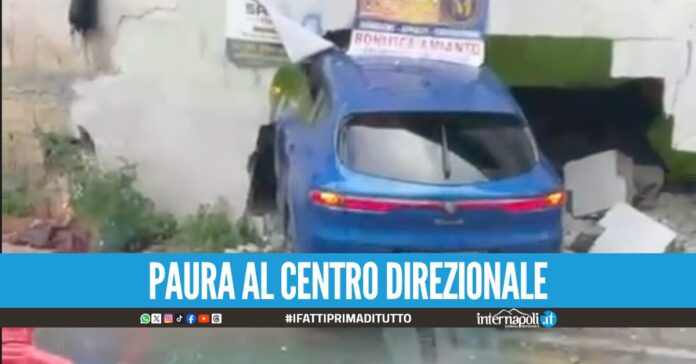 Spaventoso incidente a Napoli, perde il controllo dell’auto e sfonda il muro