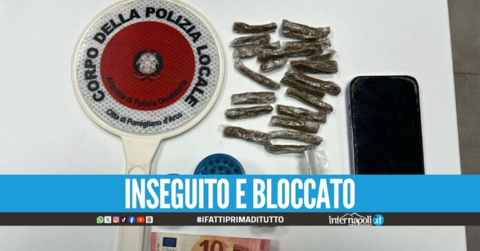 Vede gli agenti e scappa, addosso aveva soldi e droga: 18enne nei guai a Pomigliano
