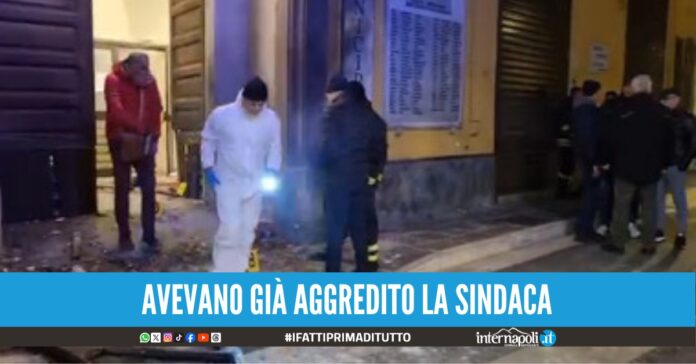 Bomba fuori il Comune di Castel San Giorgio: danni al portone d'ingresso