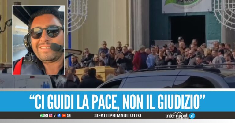 A Melito l'addio ad Andrea Izzo, commozione e applausi all'uscita del feretro dalla chiesa