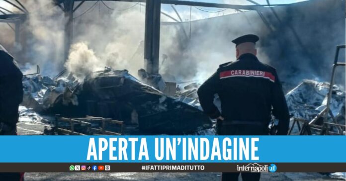 A fuoco rimessaggio a Pozzuoli l'incendio distrugge 50 imbarcazioni
