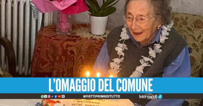 Napoli, la nonna Barbato di Ponticelli compie 100 anni: la lettera, le rose e la medaglia del sindaco