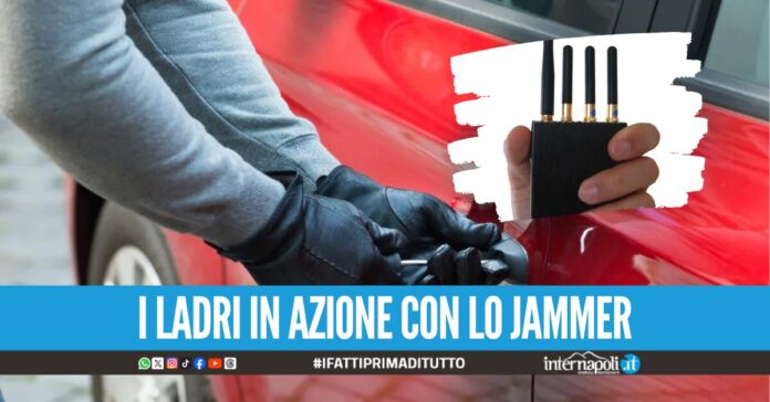 Bloccavano la chiusura delle auto per poi razziarle, due arresti a Napoli