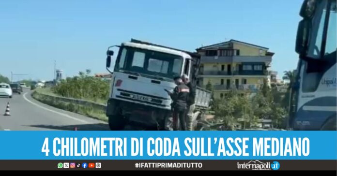 Grave incidente sull'Asse Mediano, camion sfonda il guard rail all'altezza Aversa-Melito