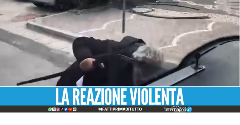 "Metta la museruola al cane", padrone strappa il tergicristallo del bus a Napoli