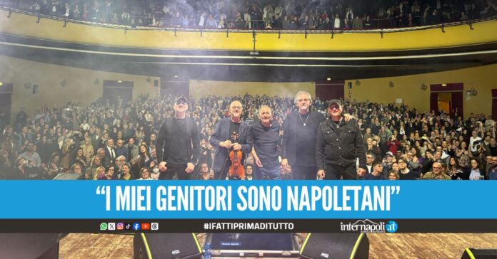 Vecchioni omaggia Napoli cantando Reginella al suo concerto