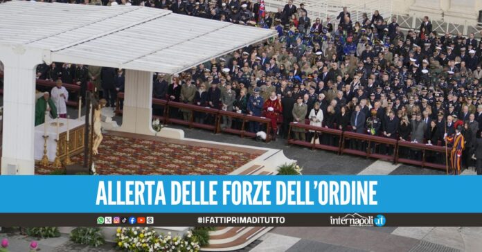 Papa Francesco è morto dopo il peggioramento delle sue condizioni di salute. Il Vicario di Cristo nei giorni scorsi è stato ricoverato all'ospedale Gemelli. Jorge Mario Bergoglio venne eletto Sommo Pontefice il 13 marzo 2013. Lo ha annunciato Sua Eminenza, il Card Farrell: “Carissimi fratelli e sorelle - le sue parole - con profondo dolore devo annunciare la morte di nostro Santo Padre Francesco. Alle ore 7:35 di questa mattina il Vescovo di Roma, Francesco, è tornato alla casa del Padre. La sua vita tutta intera è stata dedicata al servizio del Signore e della Sua chiesa. Ci ha insegnato a vivere i valori del Vangelo con fedeltà, coraggio ed amore universale, in modo particolare a favore dei più poveri e emarginati. Con immensa gratitudine per il suo esempio di vero discepolo del Signore Gesù, raccomandiamo l'anima di Papa Francesco all'infinito amore misericordioso di Dio Uno e Trino.” La biografia di Papa Francesca Il primo Papa giunto dalle Americhe è il gesuita argentino Jorge Mario Bergoglio, arcivescovo di Buenos Aires dal 1998. È una figura di spicco dell’intero continente e un pastore semplice e molto amato nella sua diocesi, che ha girato in lungo e in largo, anche in metropolitana e con gli autobus. «La mia gente è povera e io sono uno di loro», ha detto una volta per spiegare la scelta di abitare in un appartamento e di prepararsi la cena da solo. Ai suoi preti ha sempre raccomandato misericordia, coraggio e porte aperte. La cosa peggiore che possa accadere nella Chiesa, ha spiegato in alcune circostanze, «è quella che de Lubac chiama mondanità spirituale», che significa «mettere al centro se stessi». E quando cita la giustizia sociale, invita a riprendere in mano il catechismo, i dieci comandamenti e le beatitudini. Nonostante il carattere schivo è divenuto un punto di riferimento per le sue prese di posizione durante la crisi economica che ha sconvolto il Paese nel 2001.