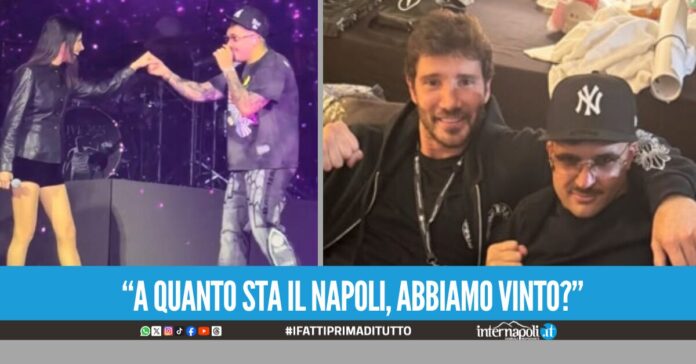 Geolier esulta durante il concerto per la vittoria del Napoli e poi si esibisce con Giorgia