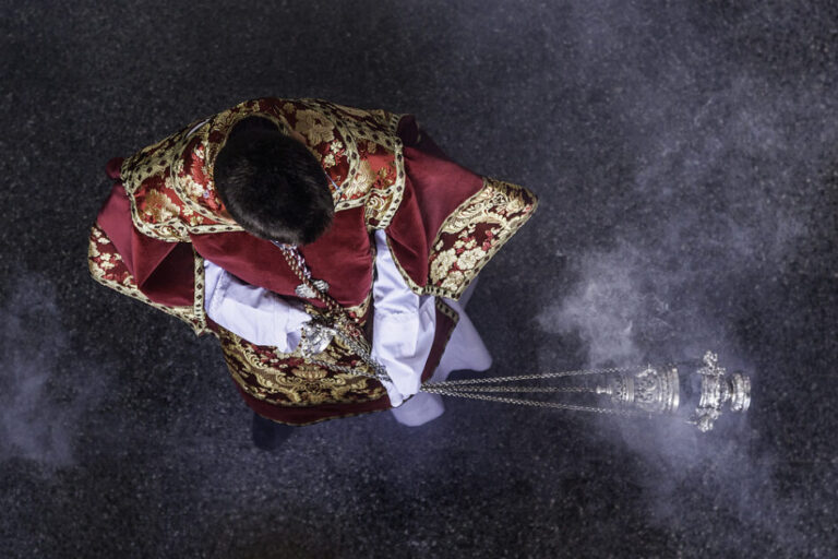 Come prendersi cura dei paramenti sacri: Consigli pratici per il lavaggio e la conservazione