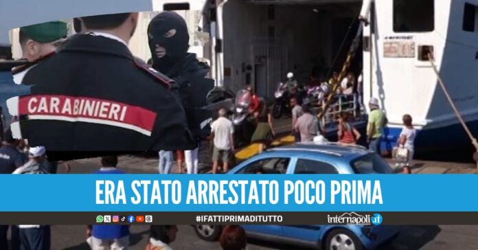 In fila al porto di Ischia col passamontagna, era ai domiciliari: 21enne in manette