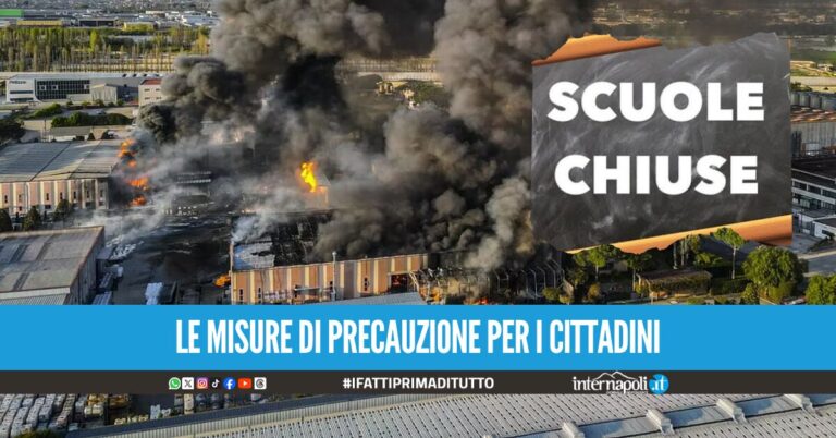 Incendio a Caivano, allarme diossina per la nube nera: oggi scuole chiuse in molti Comuni