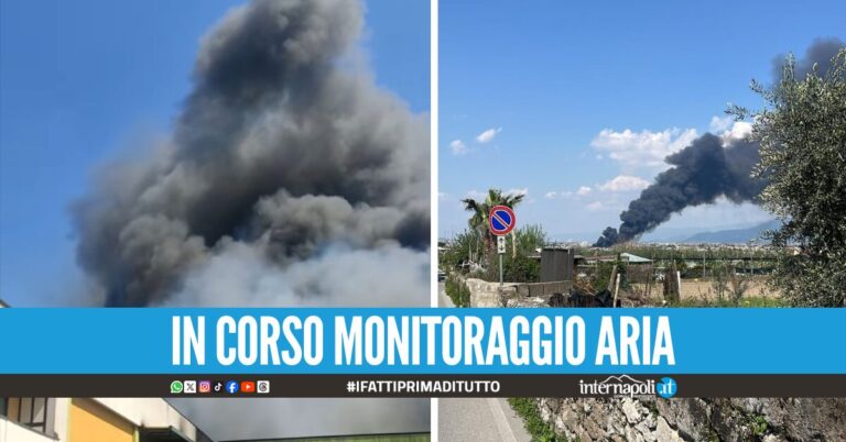 Incendio in un capannone di rifiuti speciali a Scafati, enorme colonna di fumo nero