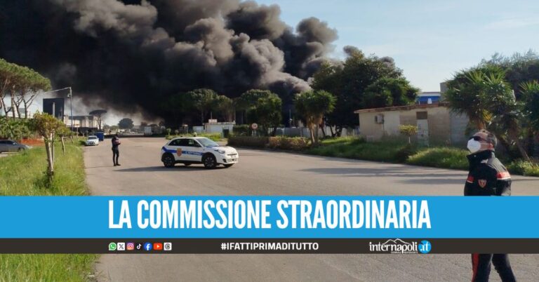 Incendio nella fabbrica a Caivano, il Comune: "Chiudete le finestre"