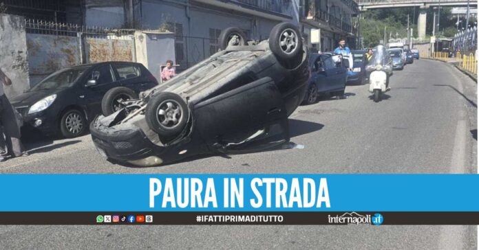 Incidente tra Soccavo e il Vomero, auto si ribalta al centro della carreggiata