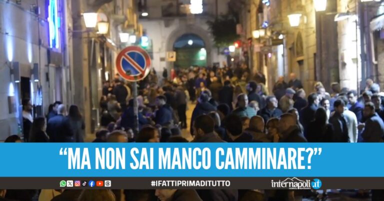 Movida violenta a Chiaia, 18enne preso a calci e pugni e poi accoltellato