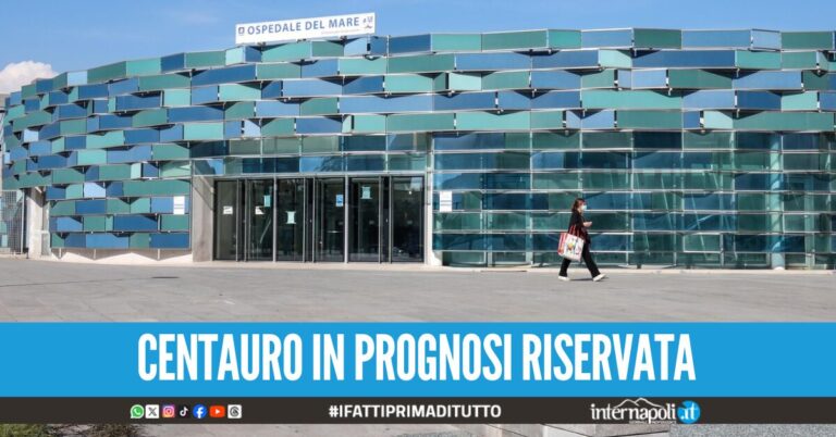 Incidente a San Giovanni a Teduccio, perde il controllo dello scooter e finisce contro le auto in sosta