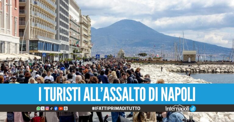 Un milione di turisti in arrivo a Napoli tra Pasqua e il 1° maggio, il piano di accoglienza del Comune