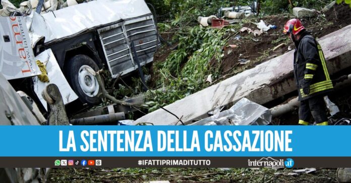Strage del bus sul viadotto Acqualonga, condannato a 6 anni l'ex manager di Autostrade per l'Italia