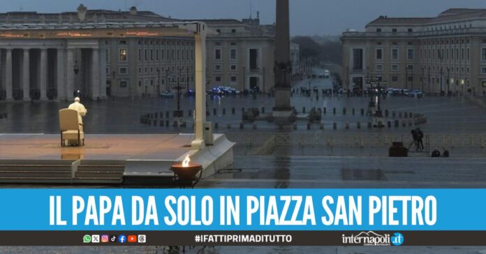 Papa Francesco da solo in piazza San Pietro, la foto storica del 27 marzo 2020