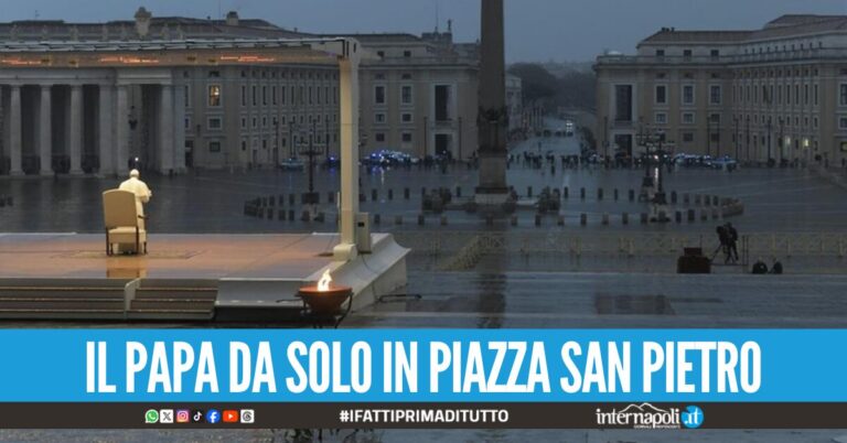 Papa Francesco da solo in piazza San Pietro, la foto storica del 27 marzo 2020
