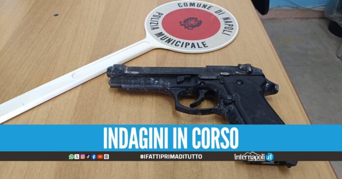 Pistola nascosta dietro i cassonetti dei rifiuti, il sequestro a Barra