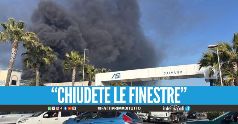Rogo nell'azienda chimica a Caivano, corsa per spegnere l'incendio