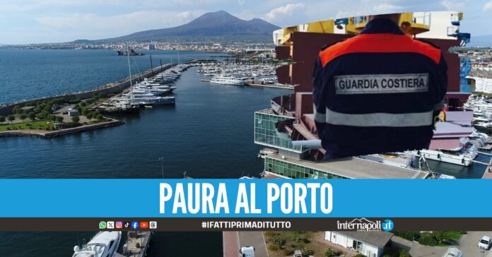 Si getta in mare nel porto di Castellammare, 30enne salvato dalla Guardia Costiera