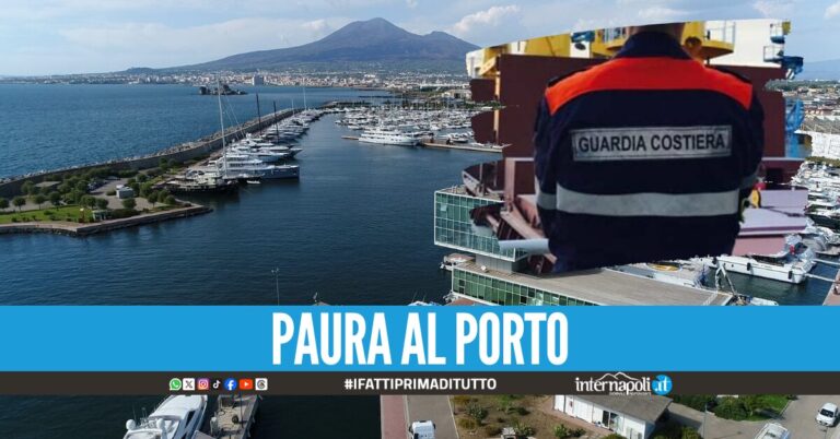 Si getta in mare nel porto di Castellammare, 30enne salvato dalla Guardia Costiera