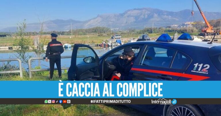 Sorpresi a rubare una barca a Baia Domizia vengono inseguiti in acqua dal proprietario, un arresto
