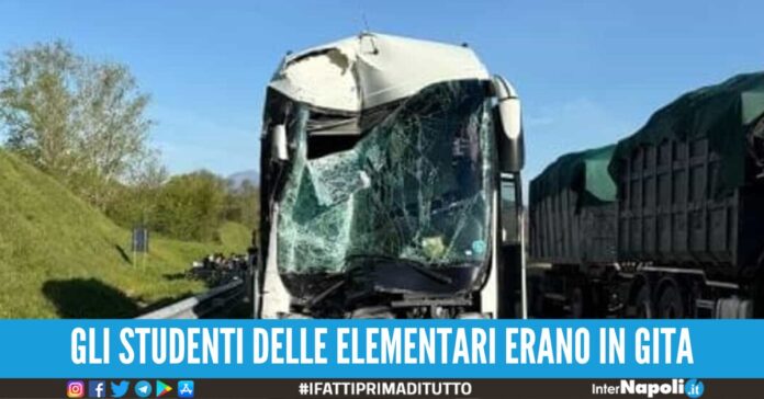 scuolabus tir autostrada a1