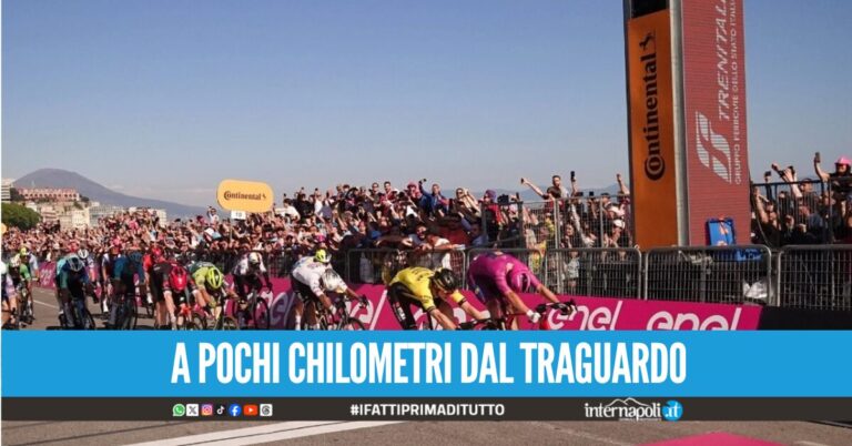Attraversa la carreggiata mentre passa il Giro d'Italia a Napoli: denunciato