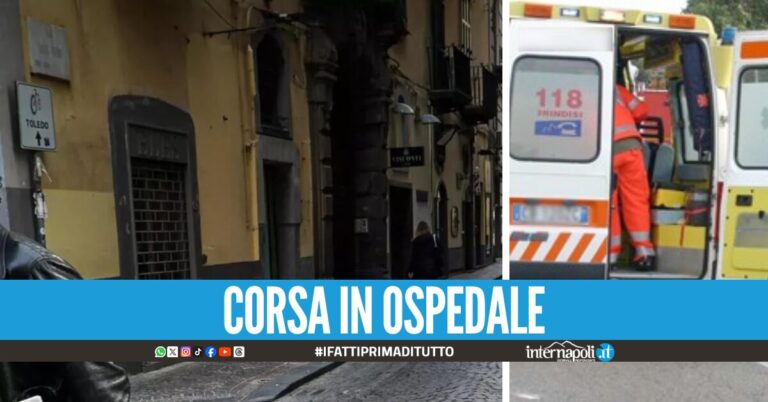 Cadono calcinacci da un palazzo a Napoli, donna colpita alla testa