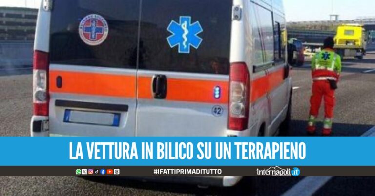 Auto si ribalta sull'autostrada in Campania, feriti una donna e due bambini