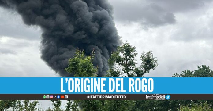 Bruca l'ex caseificio nel Casertano, nube nera visibile anche a Napoli nord. casapesenna