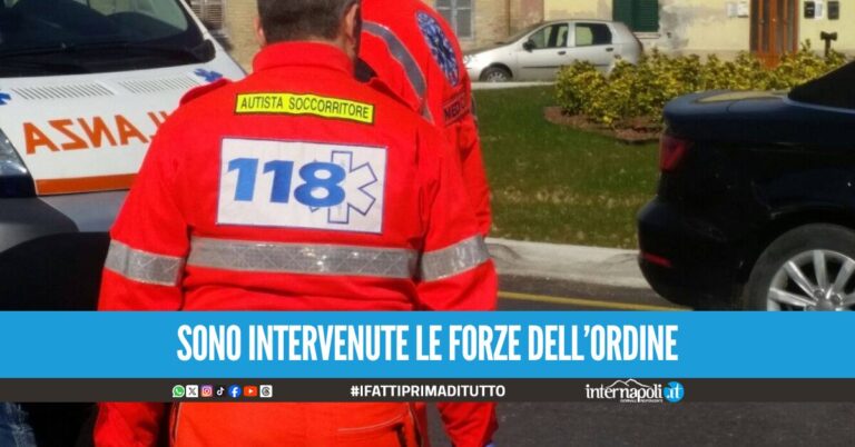 Follia a Napoli, moglie del paziente sale sull'ambulanza: “Dammi le chiavi e guido io!”