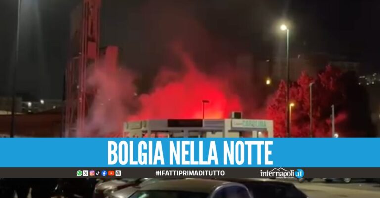 Fuochi, cori e petardi: i tifosi del Napoli scatenano l'inferno sotto l'hotel del Cagliari