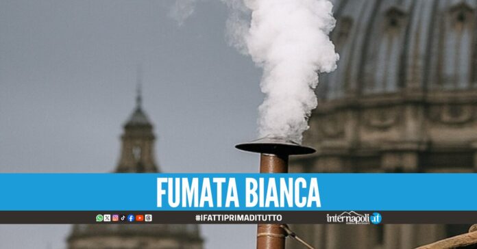 Habemus Papam, è uscita la fumata bianca dalla Cappella Sistina