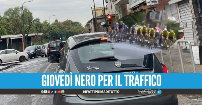 Il Giro d'Italia paralizza Napoli, auto imbottigliate nel traffico aaa